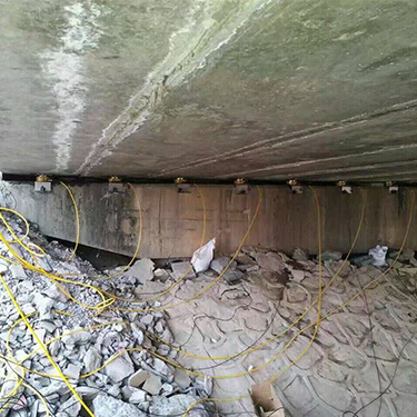 河南橋（qiáo）梁千斤頂施（shī）工現場