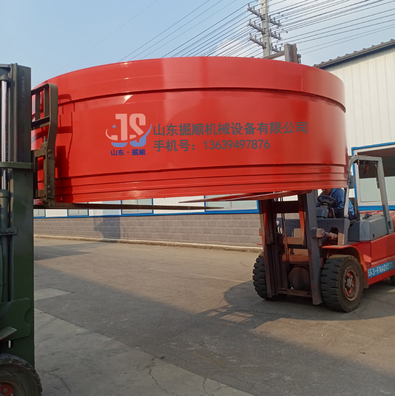 這台定（dìng）製的液壓動力中（zhōng）繼間太重（chóng）了 兩輛叉車一起（qǐ）上